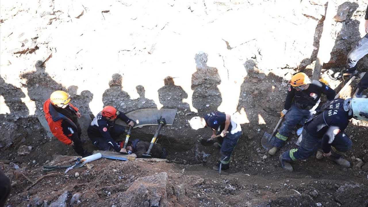 Antalya'da Kanalizasyon Çalışmasında Göçük Altında Kalan İşçi Kurtarıldı