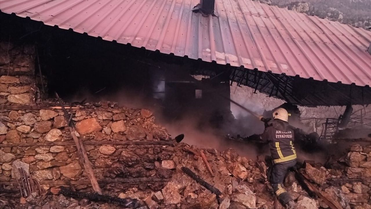 Antalya'da Müstakil Evde Yangın Söndürüldü