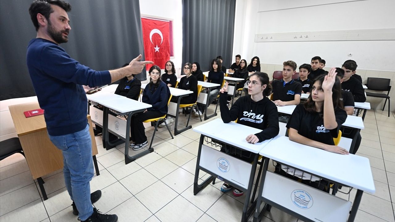 Antalya'da Öğrenciler 'Ufkun Ötesinde' Belgeselini İzledi