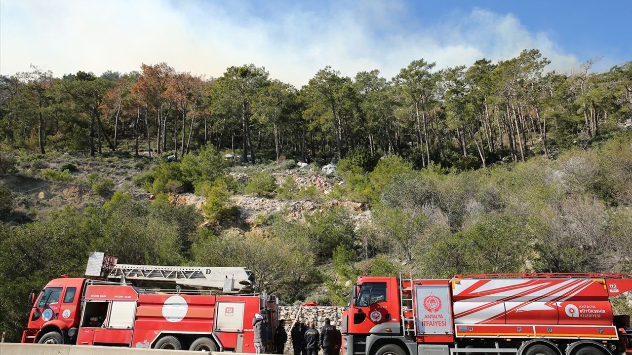 Antalya'da Orman Yangınına Müdahale Başladı