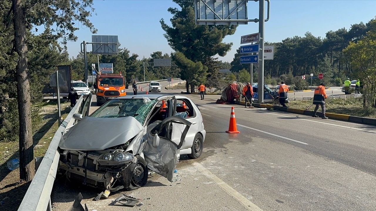 Antalya'da Pikap ve Otomobil Çarpıştı: 3 Yaralı