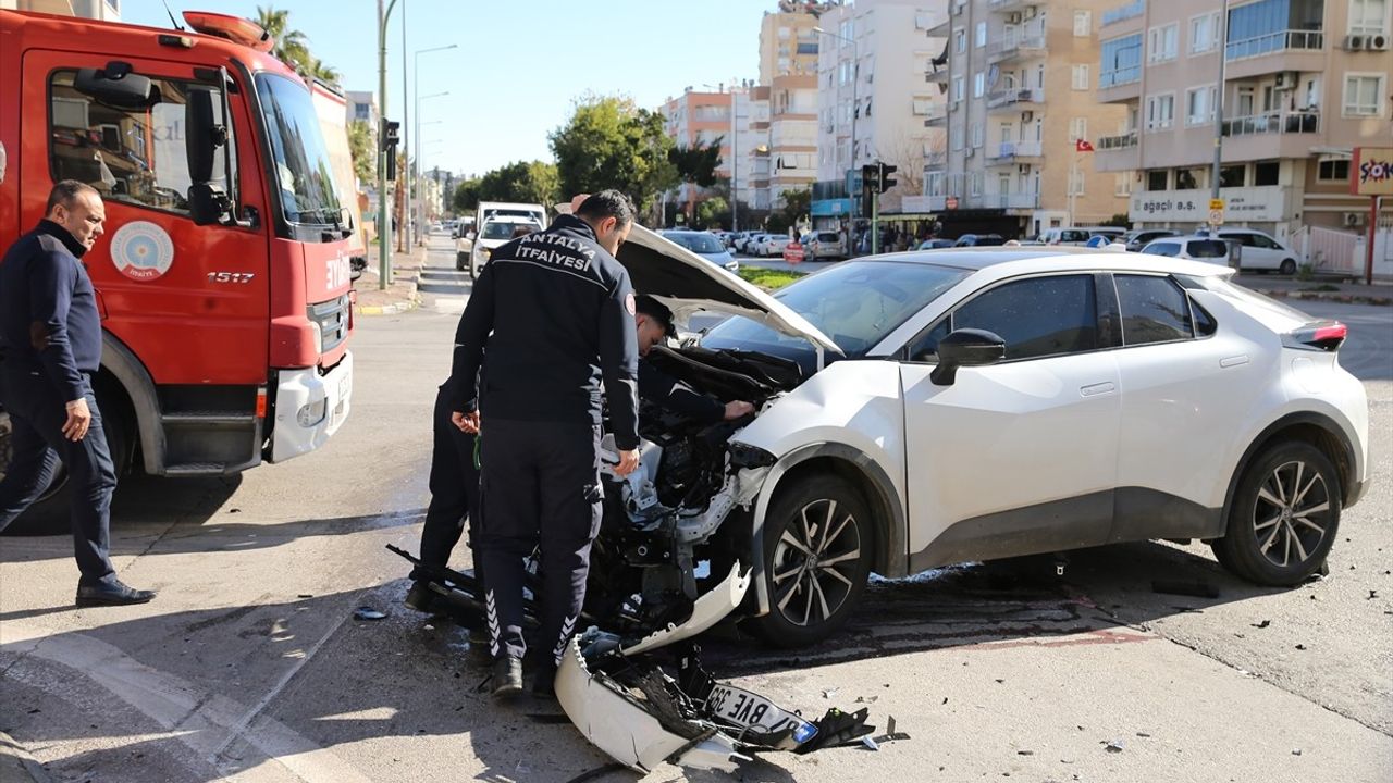 Antalya'da Trafik Kazası: 3 Yaralı