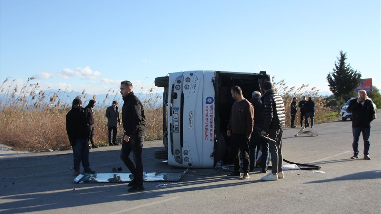 Antalya'da Üç Araçlı Trafik Kazası: İki Yaralı