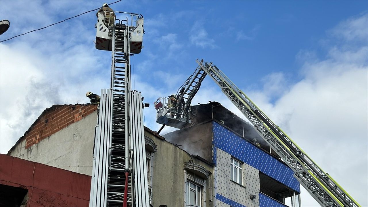 Arnavutköy'de Çatı Yangını Kontrol Altına Alındı