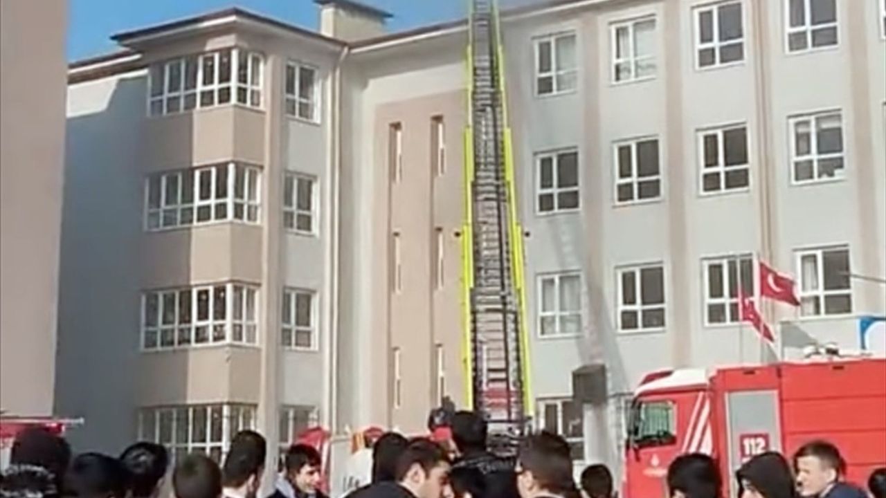 Arnavutköy'de Okul Yangını Söndürüldü