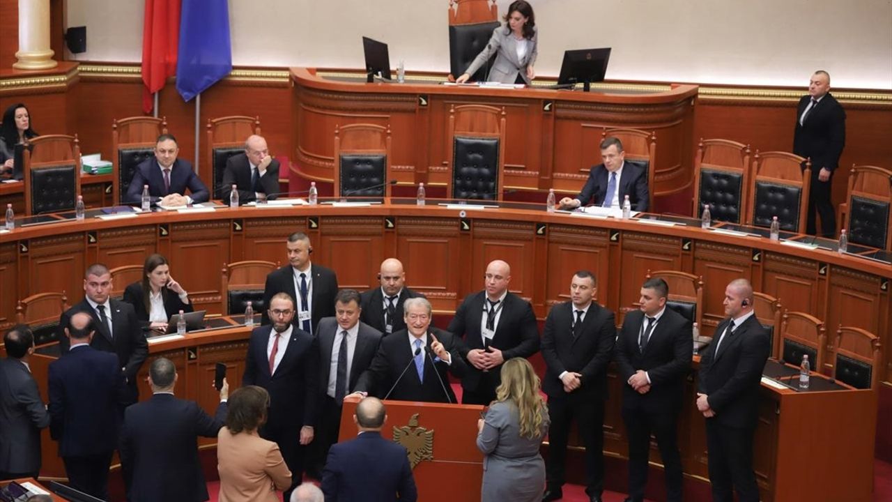 Arnavutluk Meclisi'nde Gergin Anlar: Tiran Belediye Başkanı Veliaj'ın Gözaltına Alınması