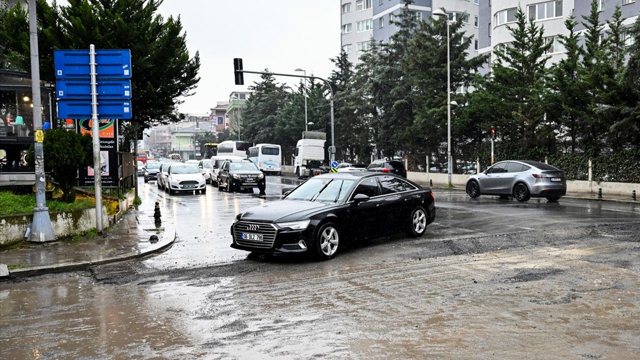 Ataşehir'deki Kanalizasyon Çalışması Asfaltlama Gecikmesi ile Esnafı Mağdur Etti