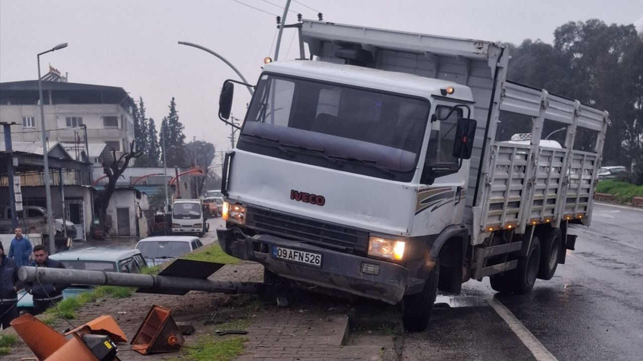 Aydın'da Kamyon Sinyalizasyon Direğini Devrerek Yayayı Yaraladı