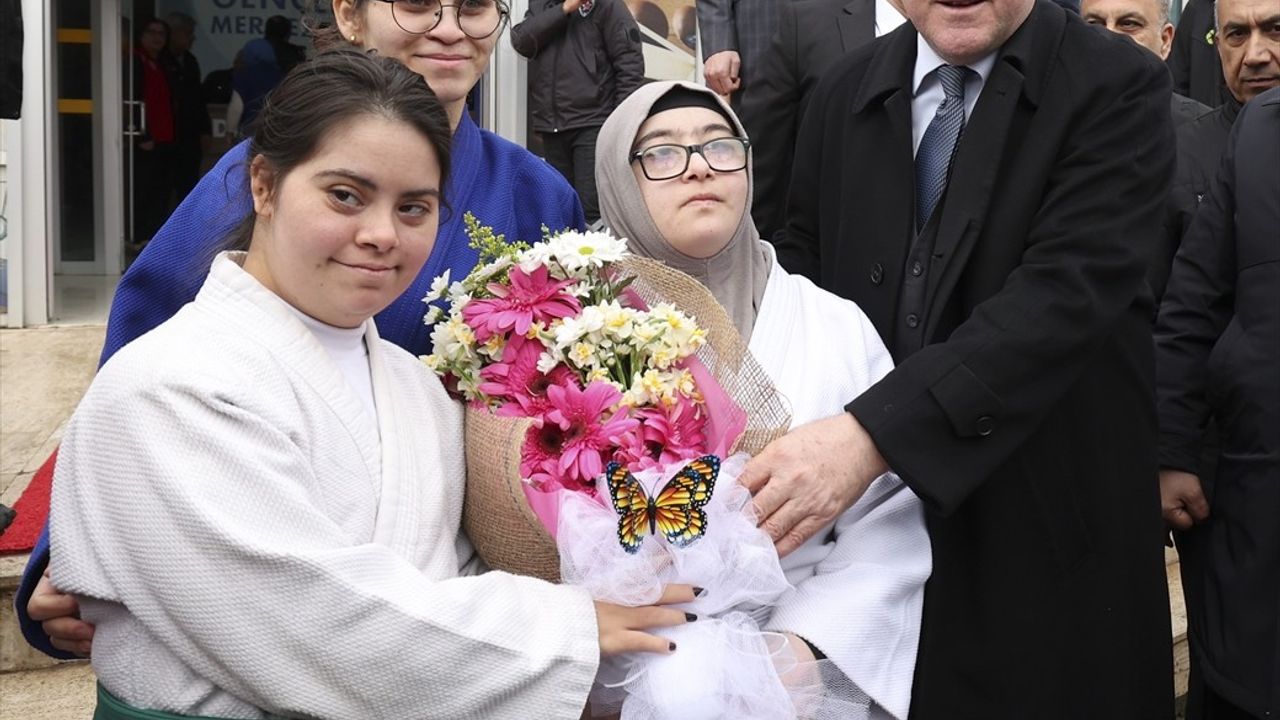 Bakan Bak, Kilis'te Deprem Yıl Dönümünde Gençlerle Buluştu