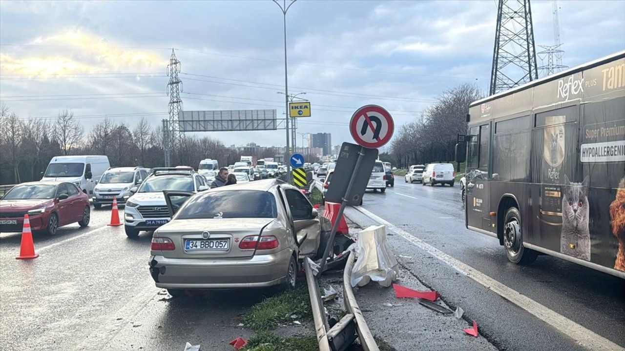 Bayrampaşa'da Trafik Kazası: 2 Yaralı