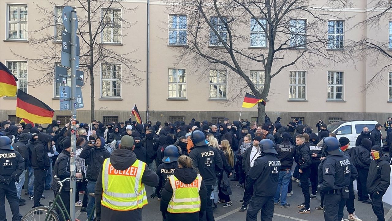 Berlin'deki Aşırı Sağ Yürüyüşe Tepkiler Büyüyor