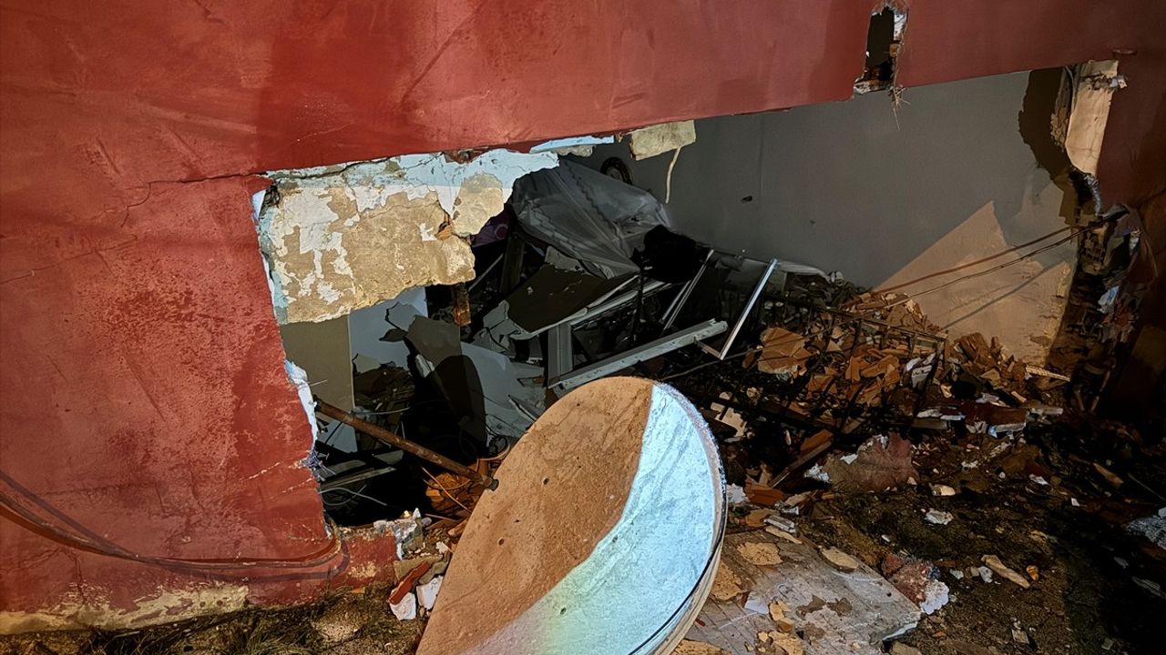 Beykoz'da Buzlu Yolda Kaza: 2 Yaralı