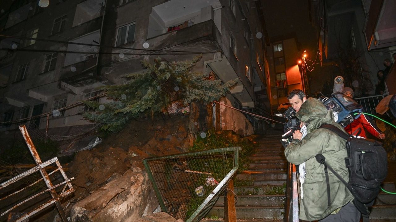 Beyoğlu'nda İstitnat Duvarı Çökmesi Sonrası Binalar Tahliye Edildi