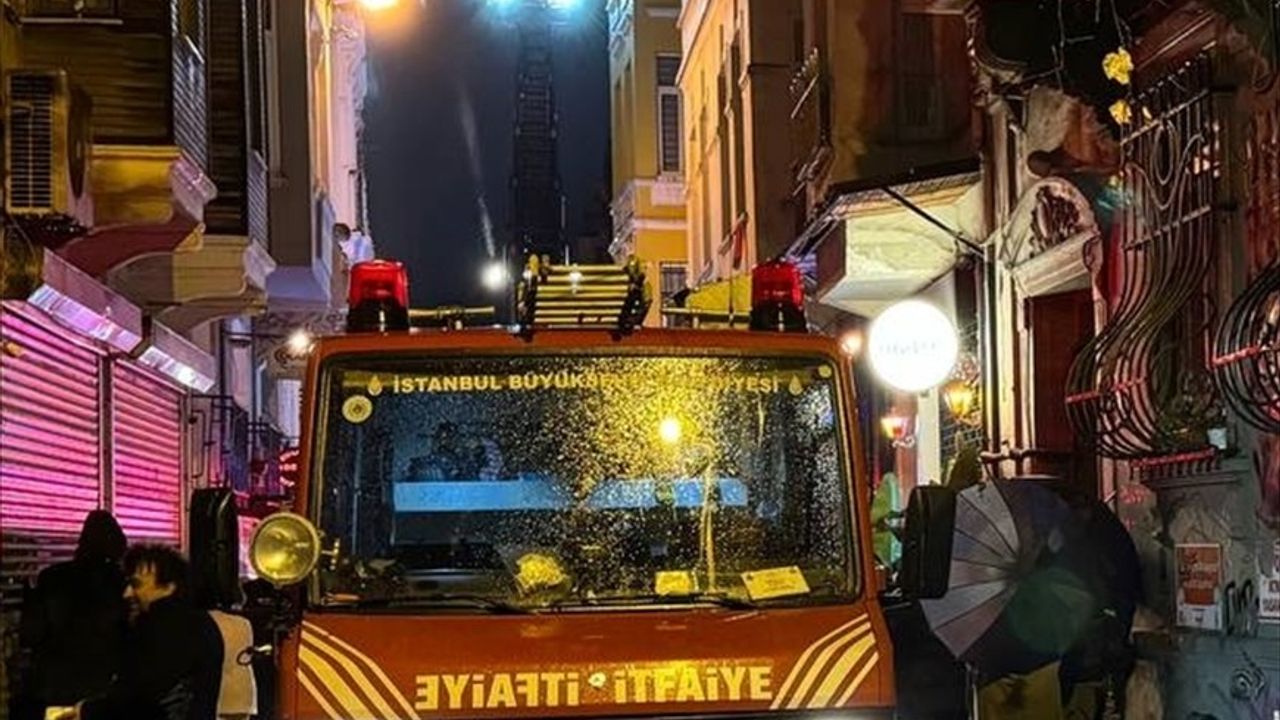 Beyoğlu'ndaki Otelde Yangın Kontrol Altına Alındı