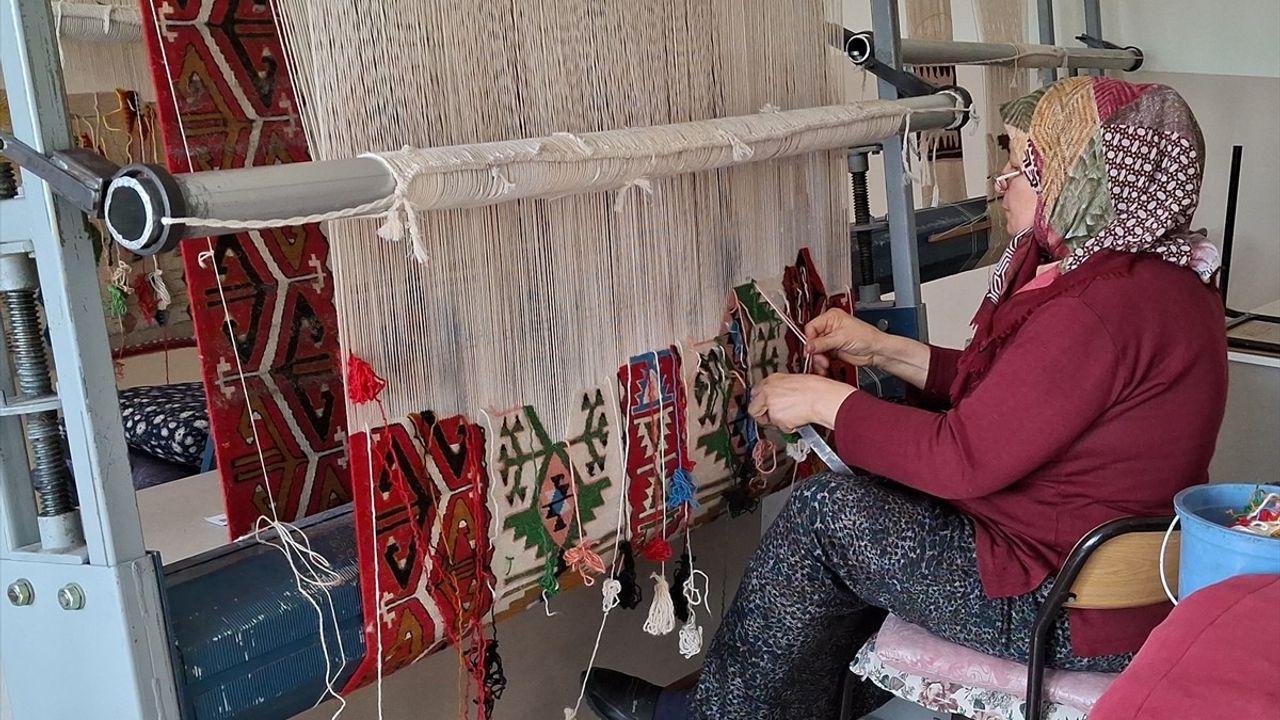 Beypazarı HEM'de Geleneksel Kök Boya ile Yeni Kilim Dokuma Çalışmaları