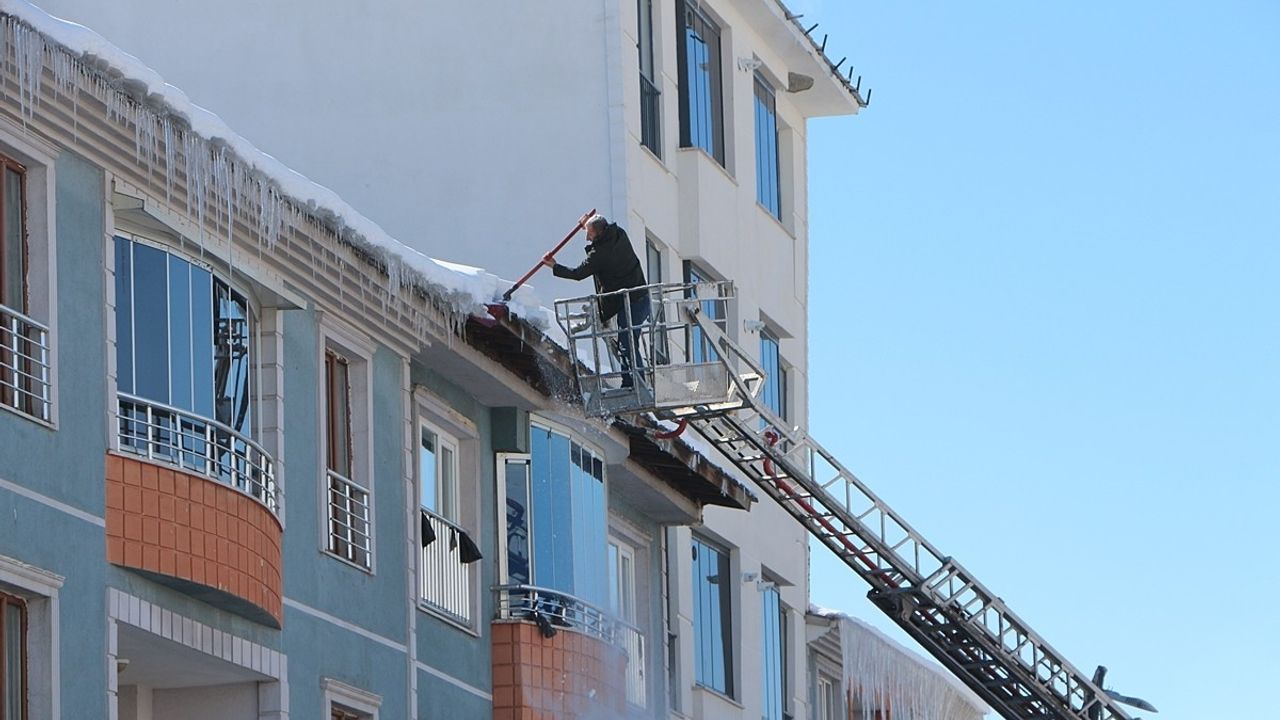 Bingöl'de Buz Sarkıtlarına Karşı Önlem