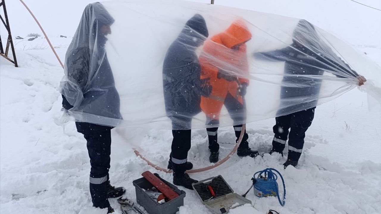 Bitlis'te Enerji Nakil Hatları Zorlu Koşullarda Onarıldı
