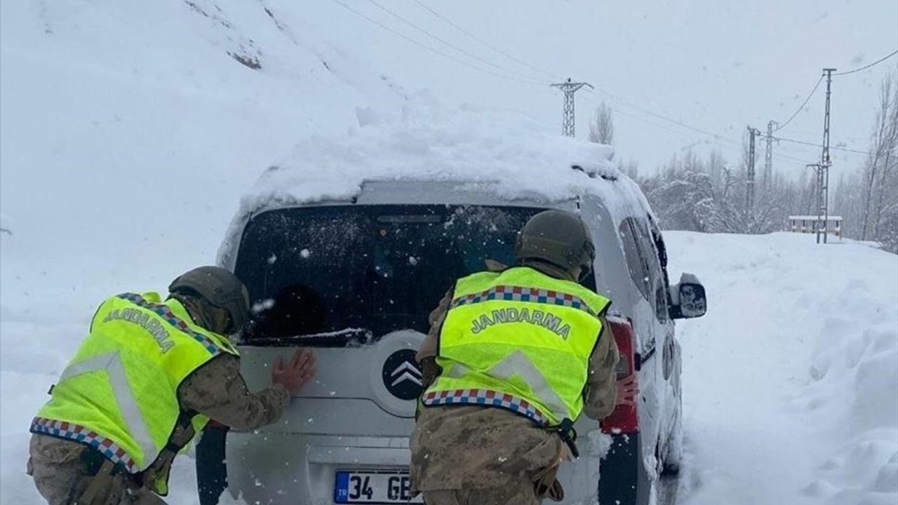 Bitlis'te Jandarma Ekipleri Kardan Etkilenen Sürücülere Yardım Etti