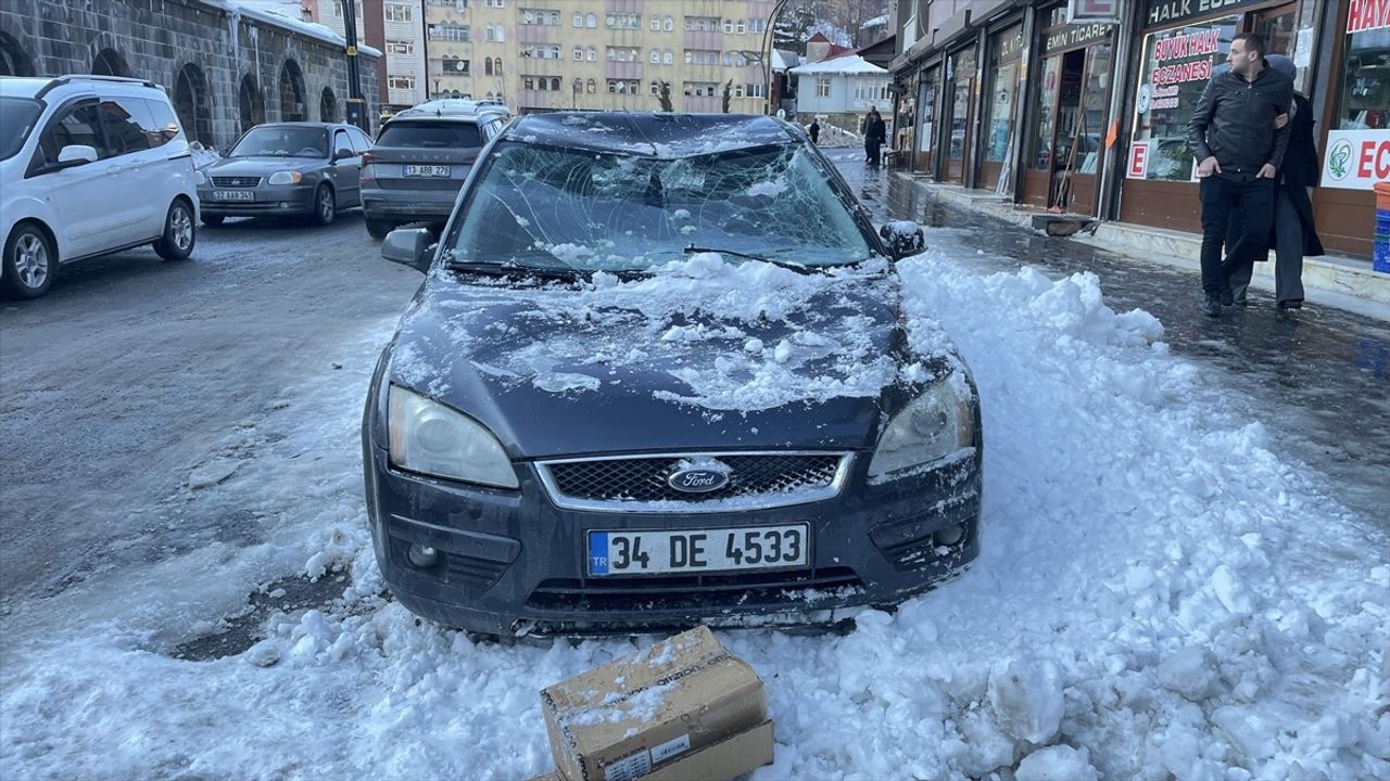 Bitlis'te Kar Kütlesi Otomobillere Zarar Verdi