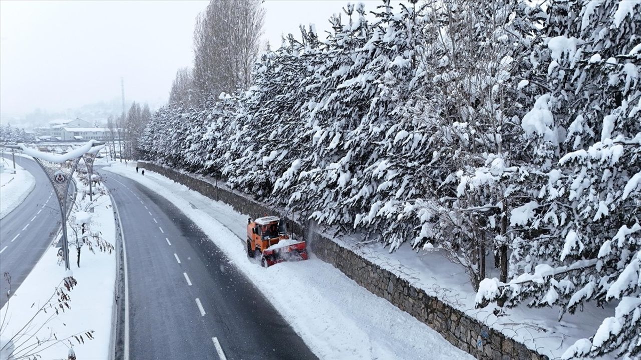 Bitlis'te Kışın Zorlukları Aşılırken Yol Açma Çalışmaları Devam Ediyor