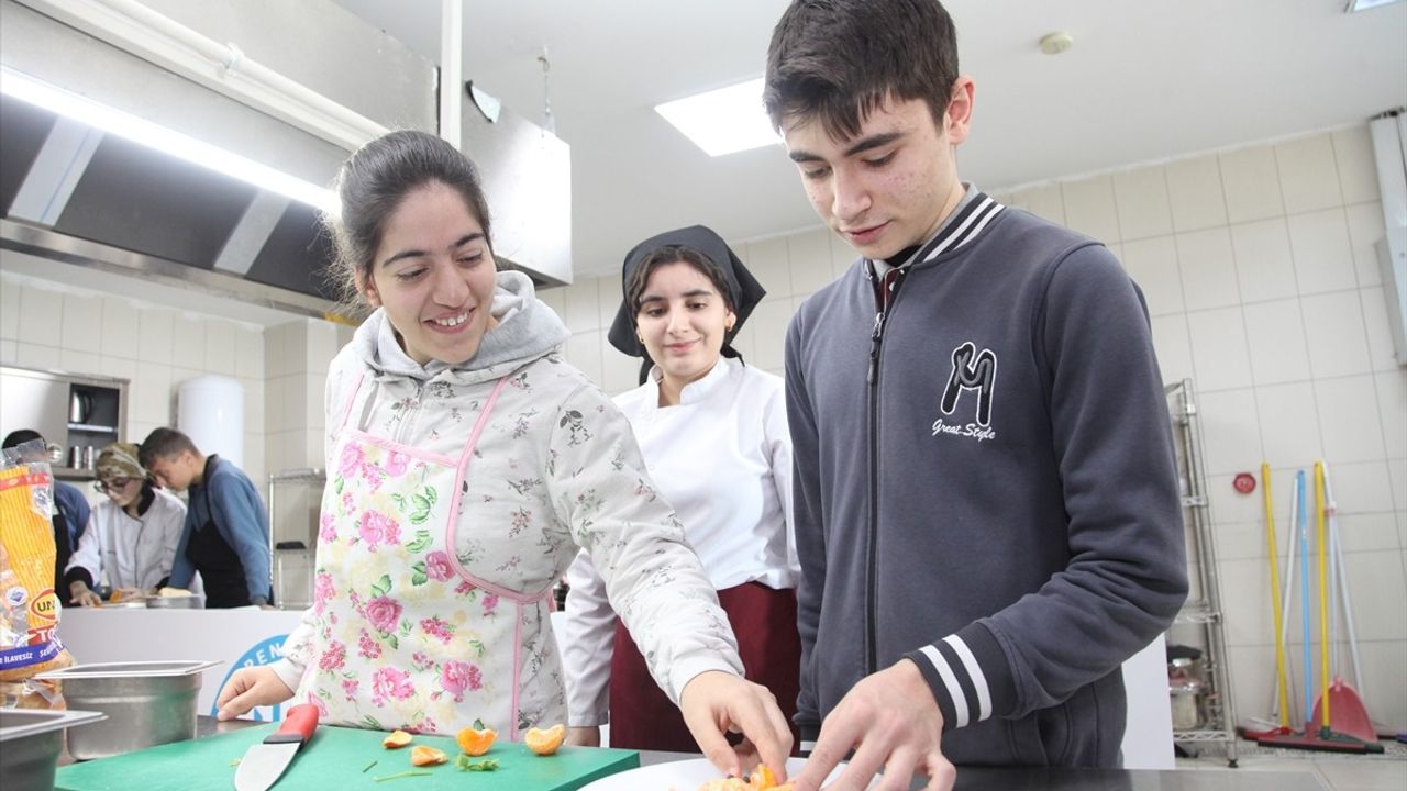 Bitlis'te Zihinsel Engelli Öğrenciler Kahvaltı Hazırladı