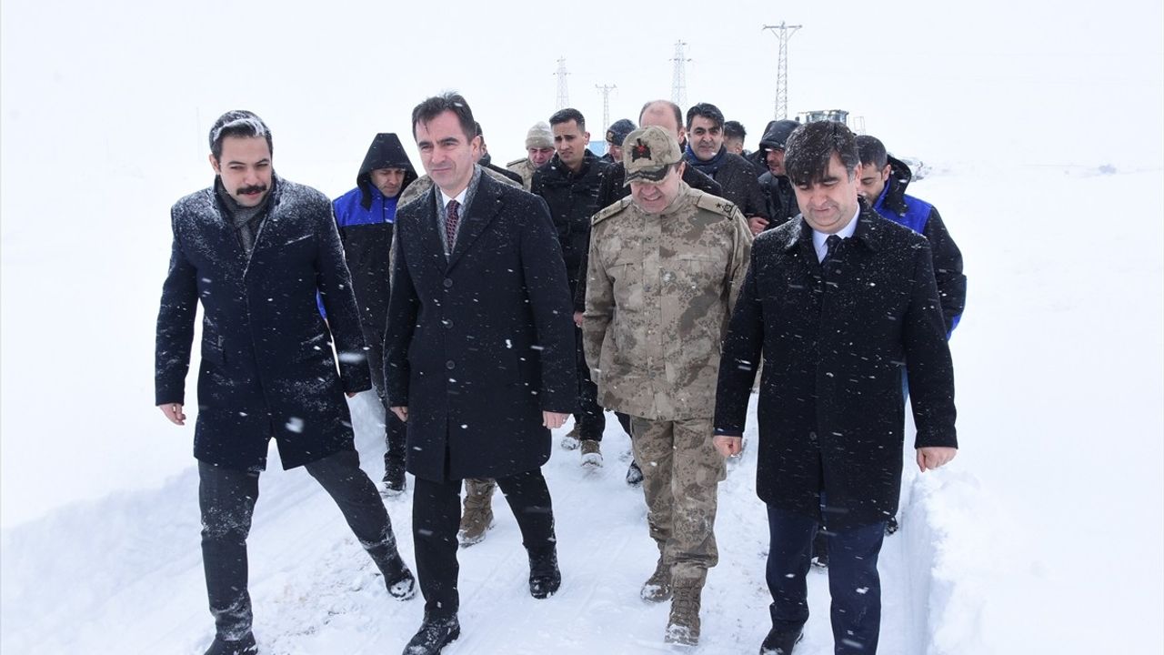 Bitlis Valisi Karakaya'dan Kış Koşullarında Ekiplerine Destek