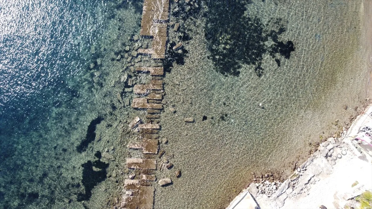 Bodrum'da Denizin Çekilmesi Tarihi Surları Ortaya Çıkardı