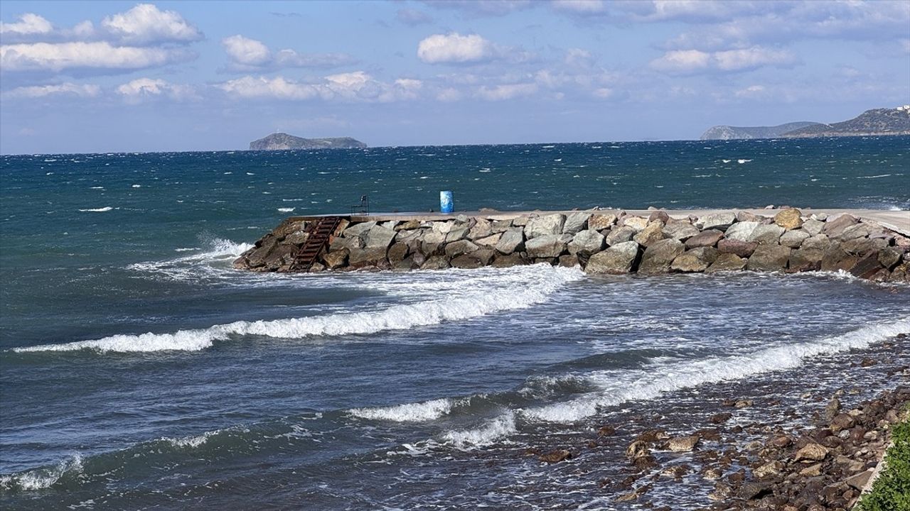 Bodrum'da Fırtına Etkisini Gösterdi, Yelkenli Kıyıya Sürüklendi