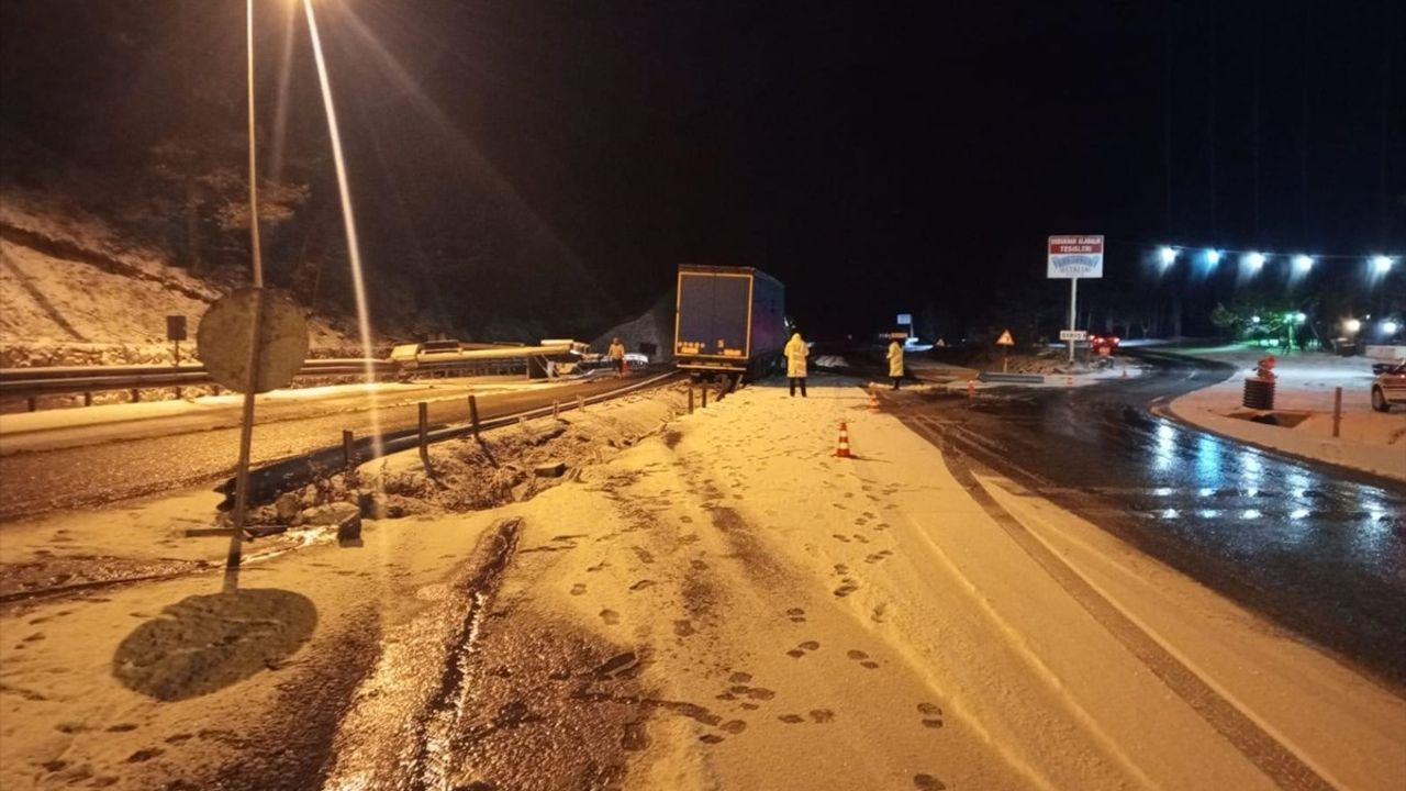 Bolu'da Tır Kazası: Sürücü Yaralandı