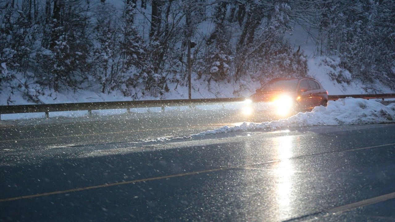 Bolu'da Yoğun Kar Yağışı Etkisini Gösteriyor