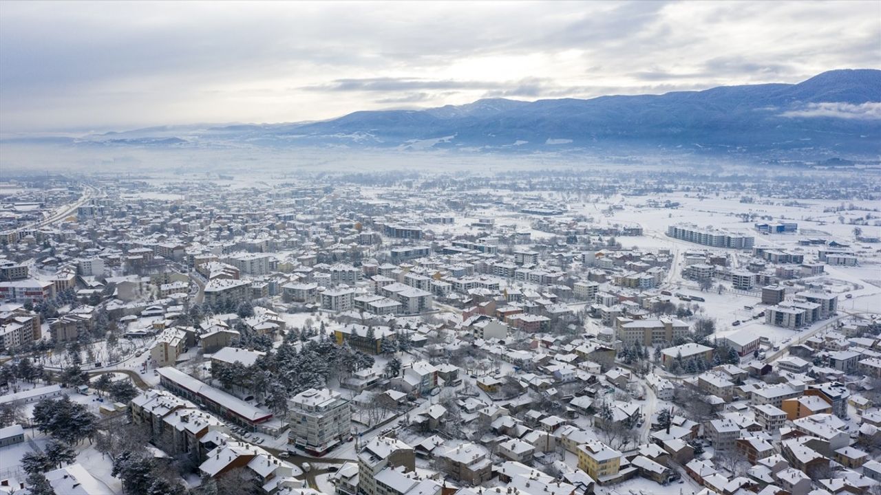 Bolu Dağı'nda Karla Kaplı Anadolu Otoyolu Görüntülendi