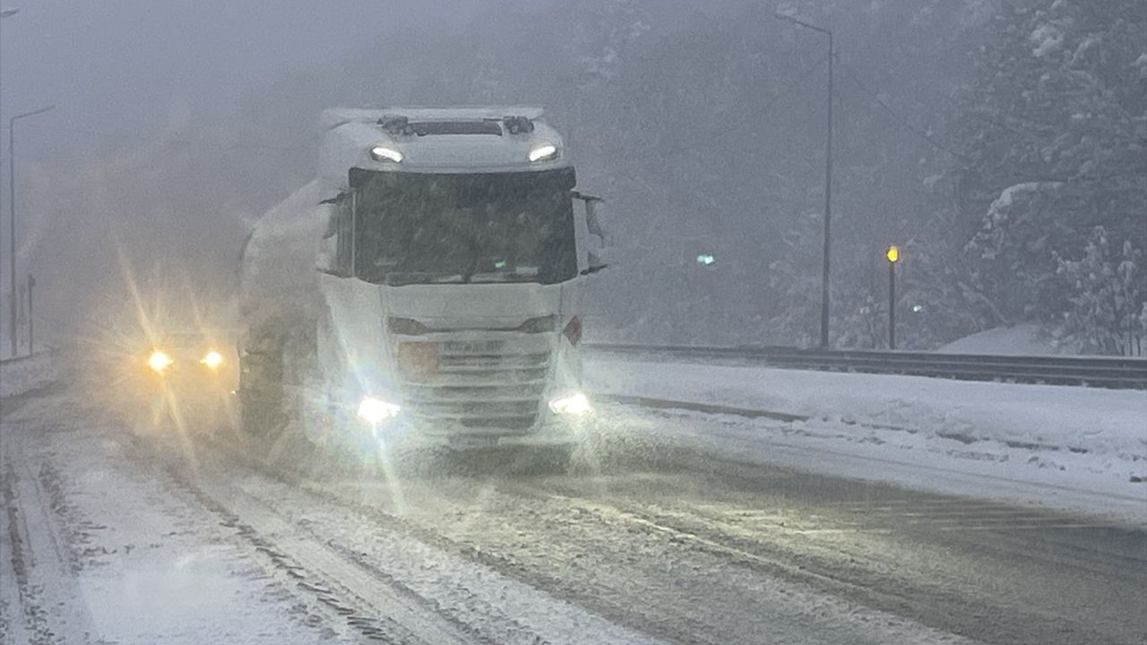 Bolu Dağı'nda Yoğun Kar Yağışı Sürüyor