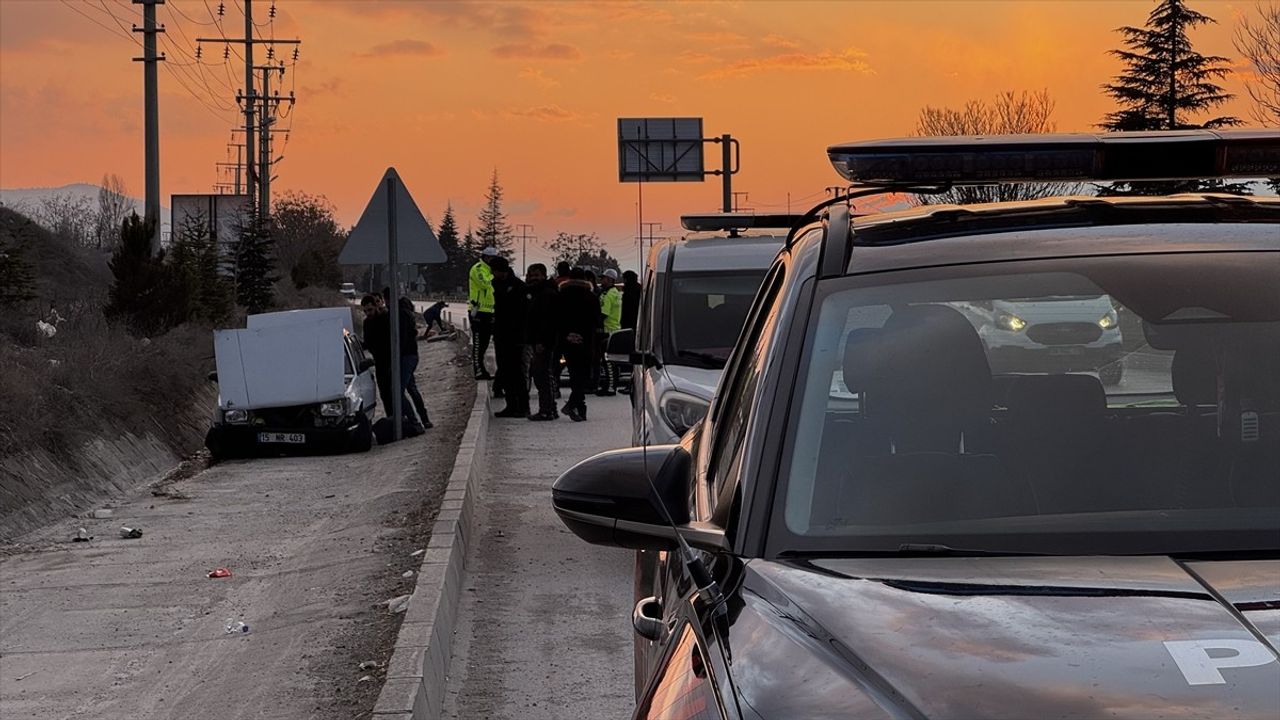 Burdur'da Polisten Kaçan Sürücü Kaza Yaparak Yakalandı