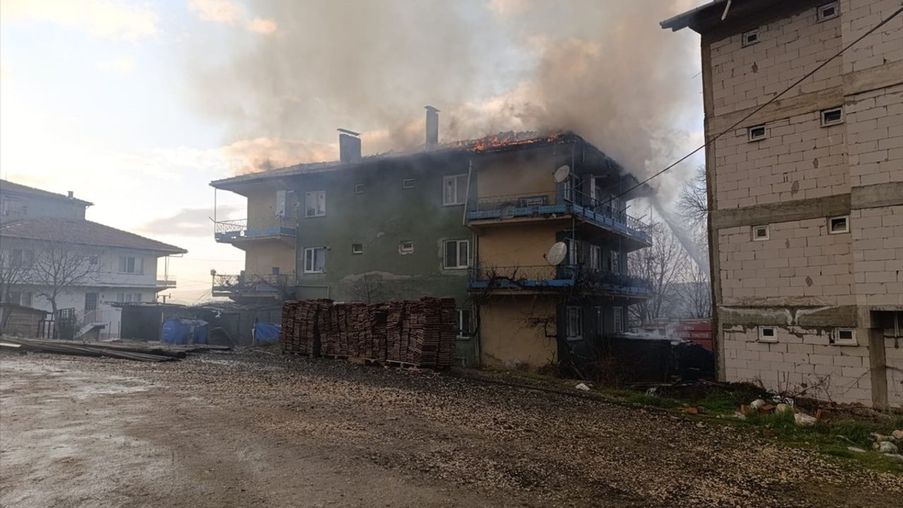 Bursa'da 3 Katlı Binanın Çatısında Yangın