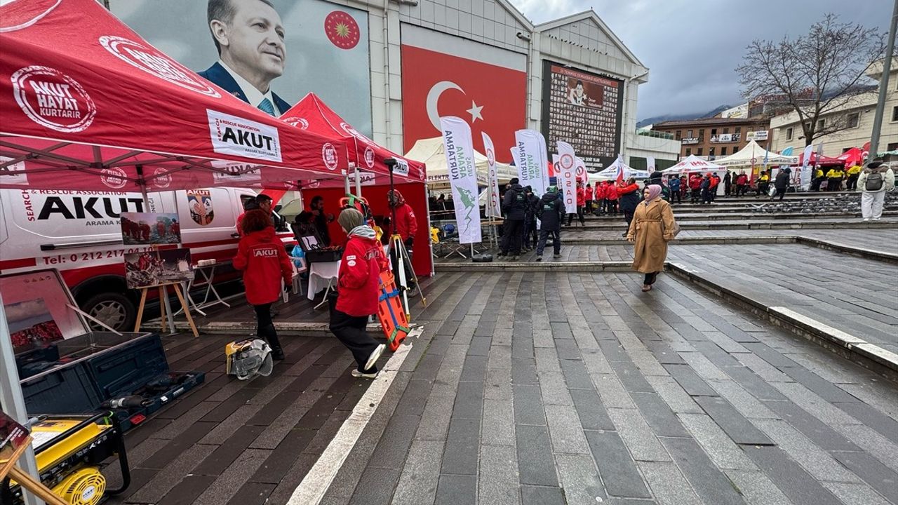 Bursa'da Deprem Anma Etkinliği ve Arama Kurtarma Malzemeleri