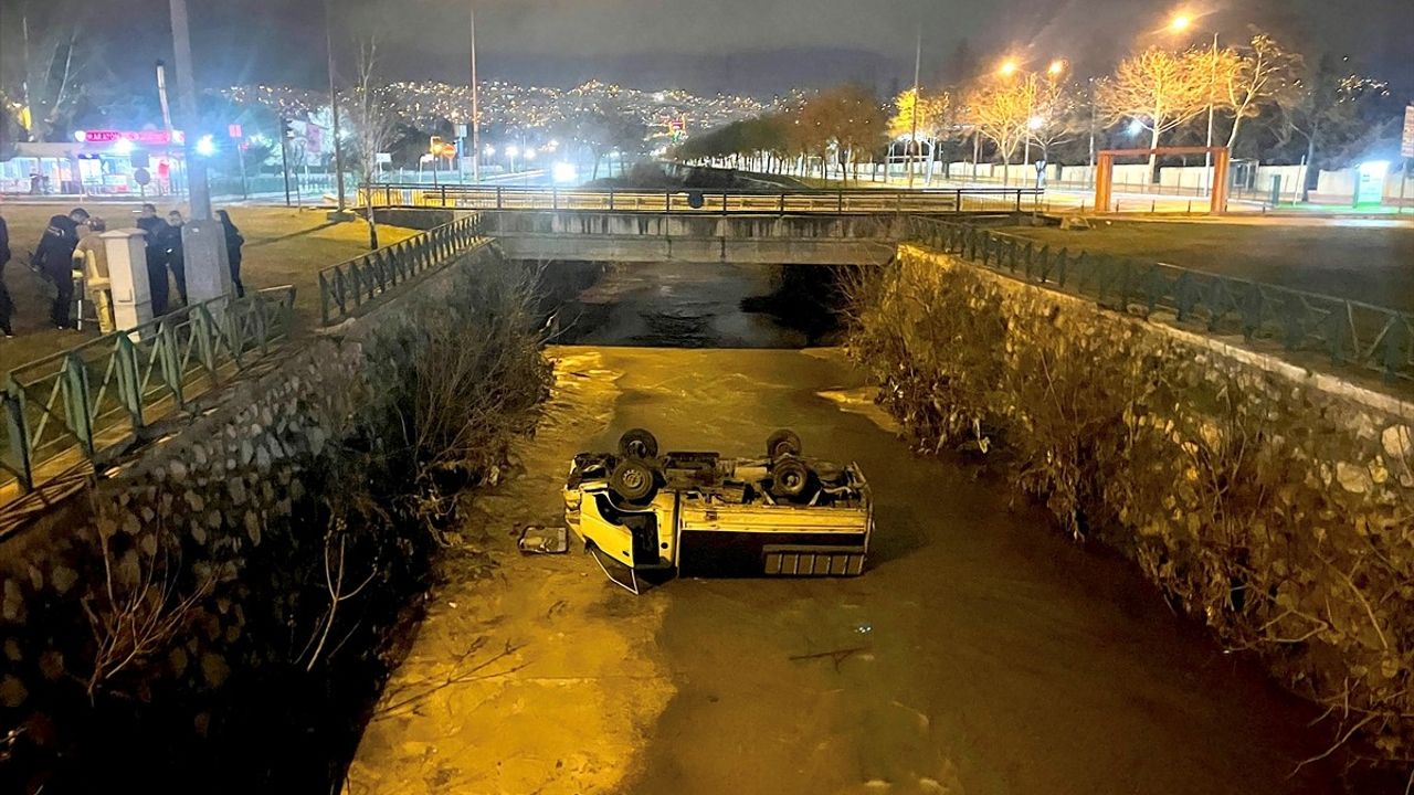 Bursa'da Dereye Düşen Kamyonet Sürücüsü Hastaneye Kaldırıldı