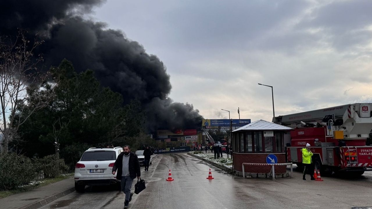 Bursa'da Madeni Yağ Dükkanında Yangın Çıktı