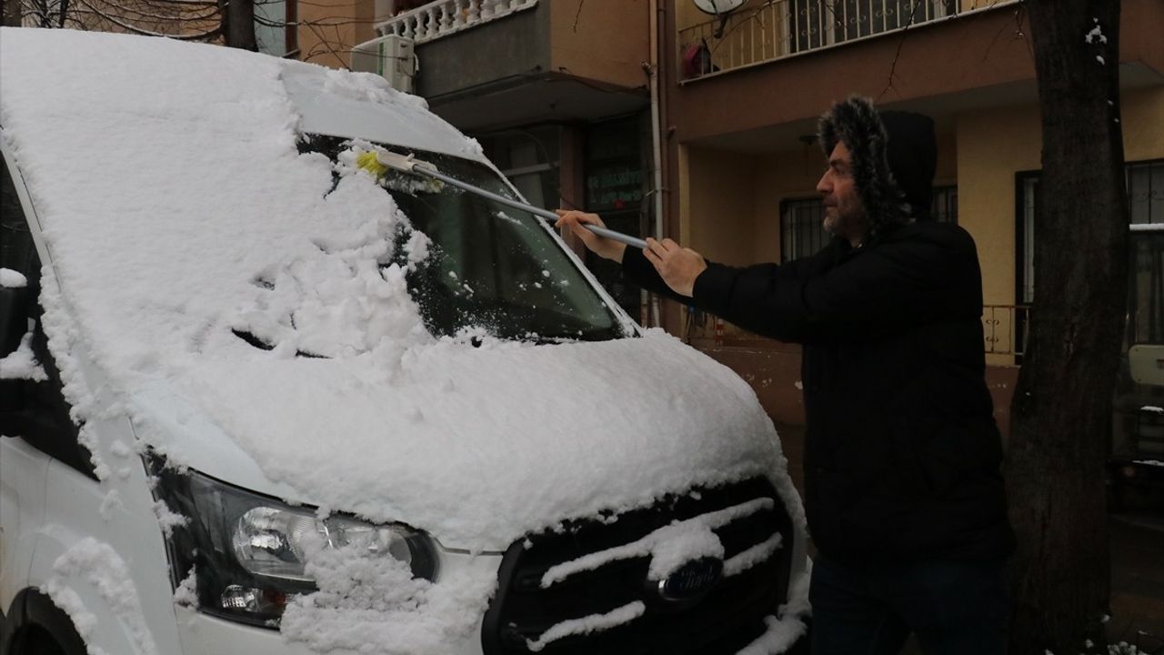 Bursa ve Yalova'da Etkili Kar Yağışı Yaşanıyor