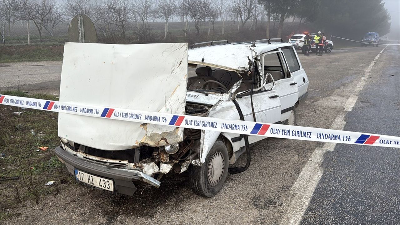 Çanakkale'de Tır ile Otomobil Çarpıştı: Bir Kişi Hayatını Kaybetti
