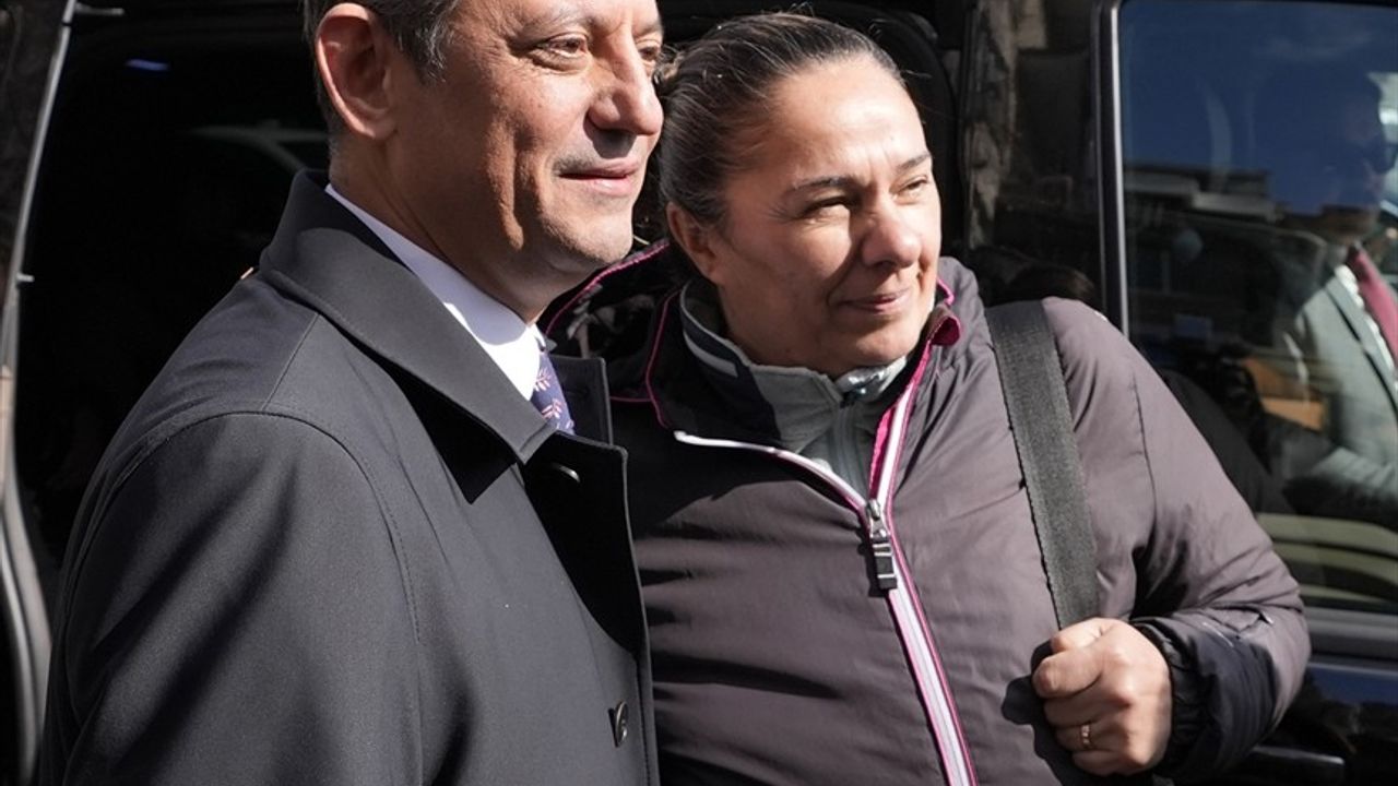 CHP Genel Başkanı Özgür Özel EMEP'i Ziyaret Etti: Siyasi Gelişmeler Değerlendirildi