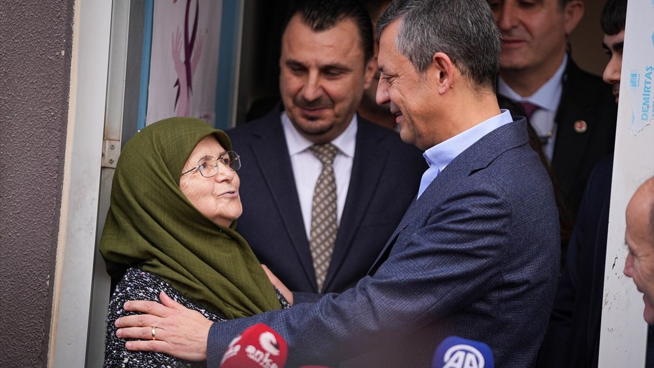 CHP Genel Başkanı Özgür Özel'in Manisa Ziyareti ve Demokrasi Vurgusu