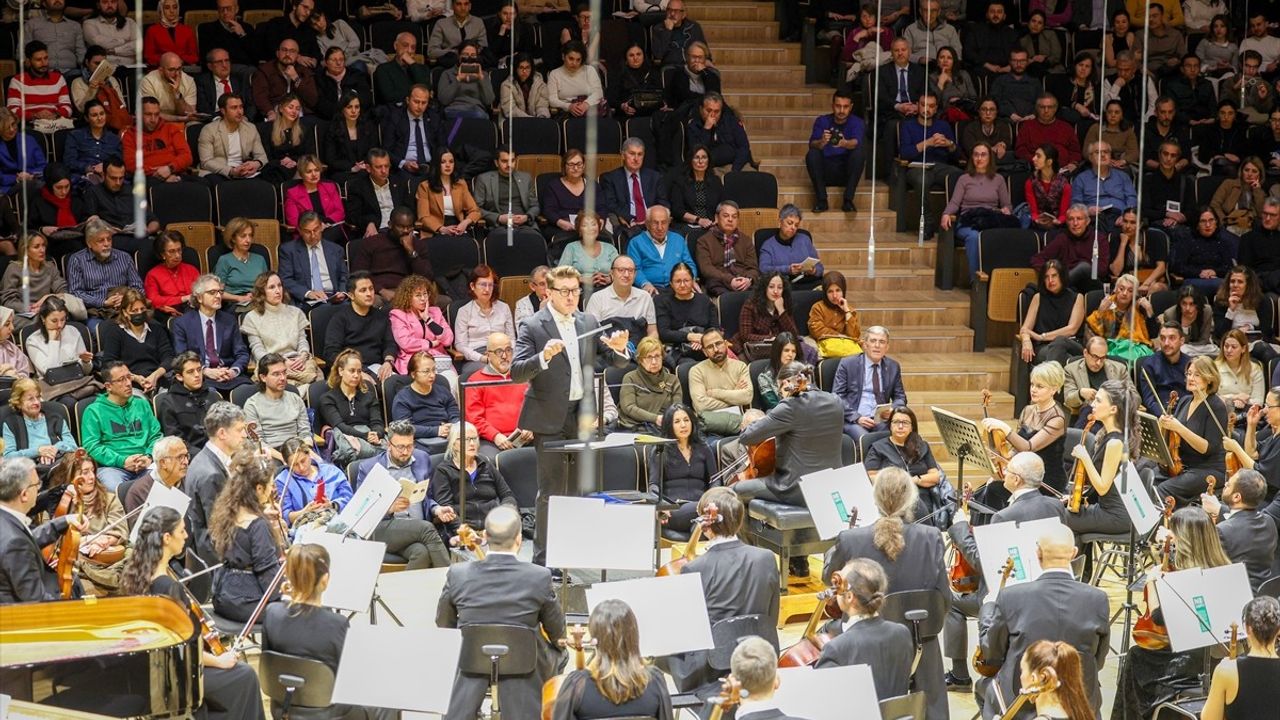 CHP Genel Başkanı Özgür Özel, Senfoni Orkestrası Konserini İzledi