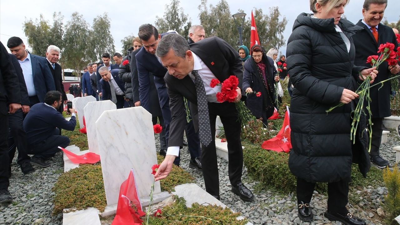 CHP Lideri Özgür Özel, Hatay'da Depremzedeleri Ziyaret Etti