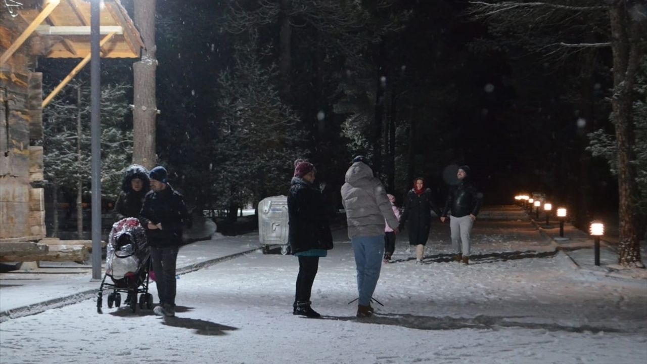 Çorum'da Çocuklar Karda Eğlencenin Tadını Çıkarıyor