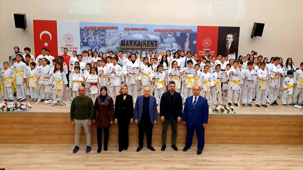 Denizli'de Öğrencilerden Kadına Şiddete Dikkat Çeken Karate Gösterisi