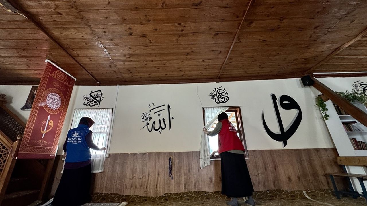 Düzce'de Gönüllü Gençler Tarihi Camileri Ramazan'a Hazırladı