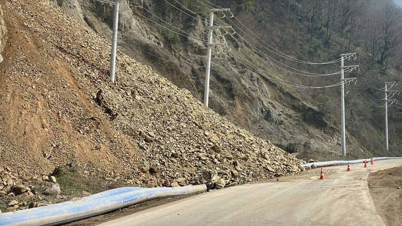 Düzce'de Heyelan Ulaşımı Kesintiye Uğrattı