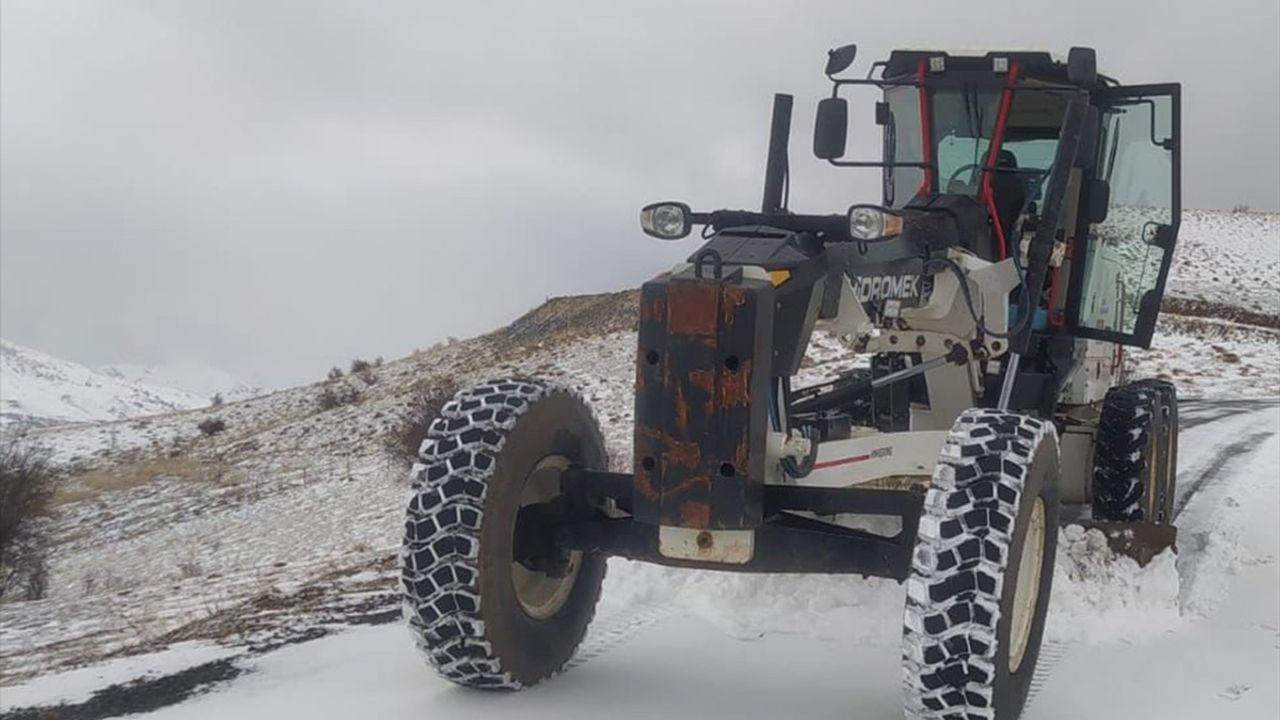 Elazığ'da Kapanan Köy Yolları Ulaşıma Açıldı