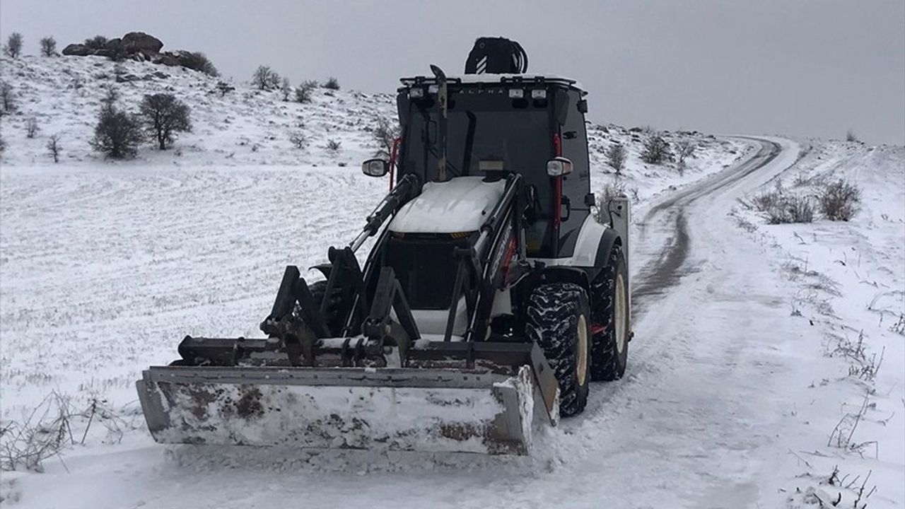 Elazığ'da Kar Yağışı 59 Yerleşim Yerini Kapatmayı Başardı