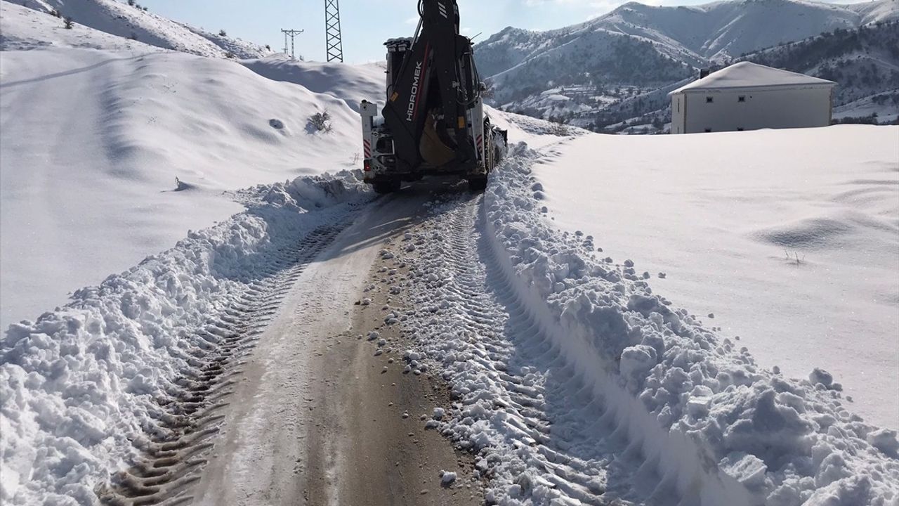 Elazığ'da Kar Yağışı Nedeniyle 54 Yerleşim Yerinin Yolu Kapandı